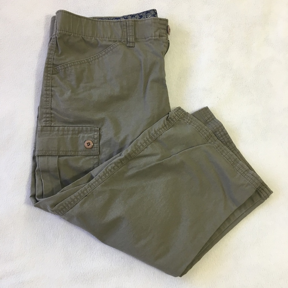 Dockers Women’s 8 olive cropped cargo pants